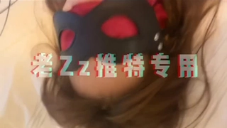 年轻的宝贝,拥有大自然的胸部,用她湿润的阴道挑逗我