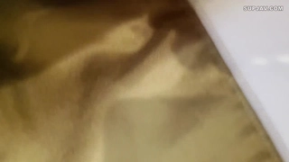 少女业余爱好者打手枪并与她的伴侣做爱
