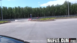 性感红唇腰细美乳妹子抠逼道具自慰，近距离特写掰穴看洞洞，手指拍打扣弄道具小JJ抽插，高潮出水呻吟娇喘