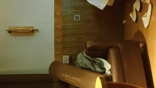 嫩妹主播沙发上大尺度展示自己胴体 木耳很漂亮 菊花洞也很大 看来没少被开发